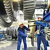 Zwei Techniker eines Maschinenbau-Unternehmens montieren eine Gasturbine.