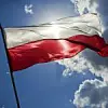 Wehende polnische Flagge vor blauem Himmel