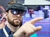 Mann mit Augmented Reality Brille zeigt nach vorne
