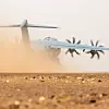 Start eines Airbus A400M auf einer staubigen Startbahn.