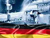 Industrie in Deutschland: Deutschland-Flagge und Maschinen im Hintergrund