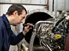 Ein Safran-Mitarbeiter bei der Inspektion eines SAF-Triebwerks, das mit alternativen Kraftstoffen angetrieben wird.
