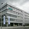 Siemens Gebäude mit Siemens-Fahnen im Vordergrund