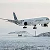 Ein Airbus A350 im Landeanflug, im Hintergrund sieht man eine Schnee- und Eislandschaft
