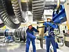 Techniker im Maschinenbau montieren eine Gasturbine für die Energiewirtschaft