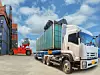 Container-LKW mit Gabelstapler