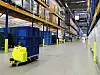 Transportroboter fahren durch Lagerhalle