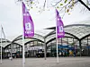 Die Messe EuroBlech von außen mit lila Fahnen der Messe.