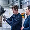Praktische Trainingseinheiten zur Weiterqualifizierung, betreut von erfahrenen Praxistrainern im eigenen Lufthansa Technik Qualifizierungszentrum