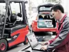 Servicetechniker fragt via Laptop Servicedaten eines Gabelstaplers ab.