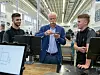 Daimler-Chef Zetsche mit Azubis des Autobauers.