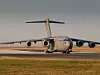Boeing C-17 Globemaster auf Rollfeld eines Flughafens