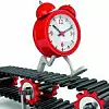 Grafische Darstellung eines roten Weckers, der auf einem Förderband läuft