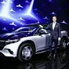 Ola Källenius, Vorsitzender des Vorstands der Mercedes-Benz Group, vor einem Mercedes-Maybach EQS SUV. Der Schwede will das Unternehmen wieder voll auf Oberklasse trimmen.