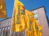 Flaggen vor dem Hauptgebäude von Continental.