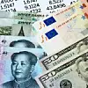 Renminbi-, Euro- und Dollarscheine liegen nebeneinander