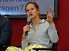 Elisa Hertzler bei einer Podiumsdiskussion.