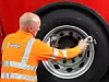 Michelin-Techniker beim Auslesen der Daten eines Lkw-Reifen. So werden Wartung und Instandhaltung für das Flottenmanagement leichter!
