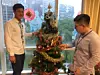 Spaß kommt bei Techman nicht zu kurz: In einem Aufenthaltsraum steht auch im Mai noch ein dekorierter Christbaum.