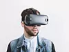 Mann mit Virtual-Reality-Brille
