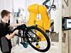 Arbeiter montiert Fahrrad mithilfe eines Cobot