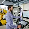 TU Graz-Forscher Johannes Schmid am CNC-Dreh-, Fräs- und Verzahnungszentrum in der Smart Factory.