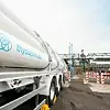 Ein LKW der Firma Thyssenkrupp ist mit Wasserstoff beladen und steht vor einer Brücke.