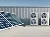 Solaranlage und Ventilatoren auf einem Firmendach