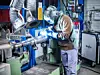 Ein Schweißer der SAF-Holland Group schweißt über eine Drehvorrichtung an einer Sonderachse. SAF-Holland nutzt das Schweißmanagement-System EWM Xnet zur Sicherstellung gleichbleibender Schweißnahtqualität.