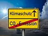Ortskennzeichen mit dem Ende für CO₂-Emissionen und der Richtung Klimaschutz
