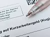 Ausschnitt eines Antrags zum Kurzarbeitergeld (KUG), auf dem ein Kugelschreiber liegt.