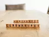 Auf einem Tisch stehen Scrabble-Buchstaben mit den Worten