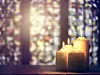 Drei Kerzen in einer Kirche