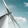 Windkraftanlage von unten fotografiert