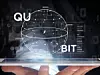 Geschäftsmann hält Quantencomputer-Konzept mit Qubit-Symbol in der Hand