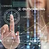 Auf einem transparenten Chart steht Outsourcing. Eine Frau drückt auf ein Symbol