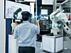 Ingenieur testet 'smart 3D glasses' und scannt mittels Joystick die Programming eines automatisierten Roboters industry in der 'smart factory'.
