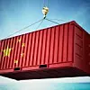 Ein roter Container mit Chinas Flagge