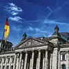 Deutscher Bundestag mit Flagge