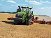 9. Fendt 1100 Vario MT: Der 1100 Vario MT ist das Schwestermodell des 1167 Vario MT (Platz 8) und setzt auf einen MAN-Dieselmotor mit 16,2 Litern Hubraum und bis zu 673 PS. Das Fahrzeug richtet sich vor allem an Landwirte, die Wert auf stufenlose Getriebetechnologie und effiziente Kraftübertragung legen. Die Maschine bietet eine geräumige Kabine mit Klimaautomatik, digitale Features und hohe Anpassungsfähigkeit bei den Arbeitsaufgaben.