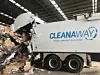 Cleanaway-Sammelfahrzeug liefert Kartonagen in einer Halle ab