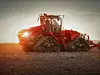 4. Case IH Quadtrac 645: Der 645 ist für Anwendungen konzipiert, die eine hohe Zugkraft verlangen. Der Cursor 13-Dieselmotor mit 12,9 Litern Hubraum erreicht eine Motorleistung von maximal 699 PS. Mit vier Raupenbändern sorgt das Fahrzeug für eine gleichmäßige Gewichtsverteilung und gute Bodenhaftung. Die Ausstattung umfasst moderne GPS- und Telematiksysteme zur Unterstützung der Feldarbeit.