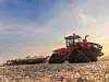 2: Case IH Steiger 785 Quadtrac: Derr 785 ist das neue Spitzenmodell im Segment der Großserientraktoren. Der Cursor 16-Dieselmotor mit 16 Litern Hubraum erreicht eine maximale Motorleistung von 853 PS. Vier Raupenbänder sorgen für gute Traktion auch unter anspruchsvollen Bodenbedingungen. Die Ausstattung umfasst moderne Assistenzsysteme wie GPS-Steuerung und AccuSync. Die Kabine setzt auf Funktionalität und Komfort, der für lange Einsatzzeiten ausgelegt ist.