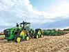 1: John Deere 9RX 830: John Deere präsentiert mit dem 9RX 830 seinen stärksten Serientraktor. Der verbaute JD18-Reihensechszylinder bietet 18 Liter Hubraum und erreicht eine Nennleistung von 830 PS, die Maximalleistung liegt bei 913 PS. Das PowerShift-Getriebe und die vier Raupenlaufwerke unterstützen den Einsatz auf großen Flächen. Die Maschine ist für den Betrieb großer Anbaugeräte ausgelegt und bietet umfassende GPS-Unterstützung sowie Fahrerassistenz. Die geräumige Kabine bringt Übersicht und Komfort.