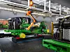 Mit einer KI-gestützten Plattform für digitale Fabrikmodelle synchronisiert John Deere komplexe Produktstrukturen zwischen Fabrikplanung und Produktentwicklung über die gesamte Planungsphase. Im Bild ist die Montage bei John Deere in Mannheim zu sehen.