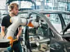Hier trägt ein Roboter den Primer für die Verklebung einer VW e-Golf Seitenscheibe