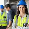 Frau mit Arbeitshelm und gelber Weste