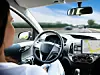 Eine Frau fährt in einem autonomen Fahrzeug.