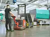 Die Wendehilfe kommt zum Tool: Arburg transportiert den RUD Tecdos TM per Hubwagen zwischen den verschiedenen Hallen zum gewünschten Einsatzort.
