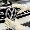 Ein VW-Mitarbeiter beim Anbringen des Volkswagen-Emblems.